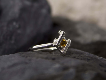 Anellino pietra gialla Glimoire con design elegante in argento su fondo scuro