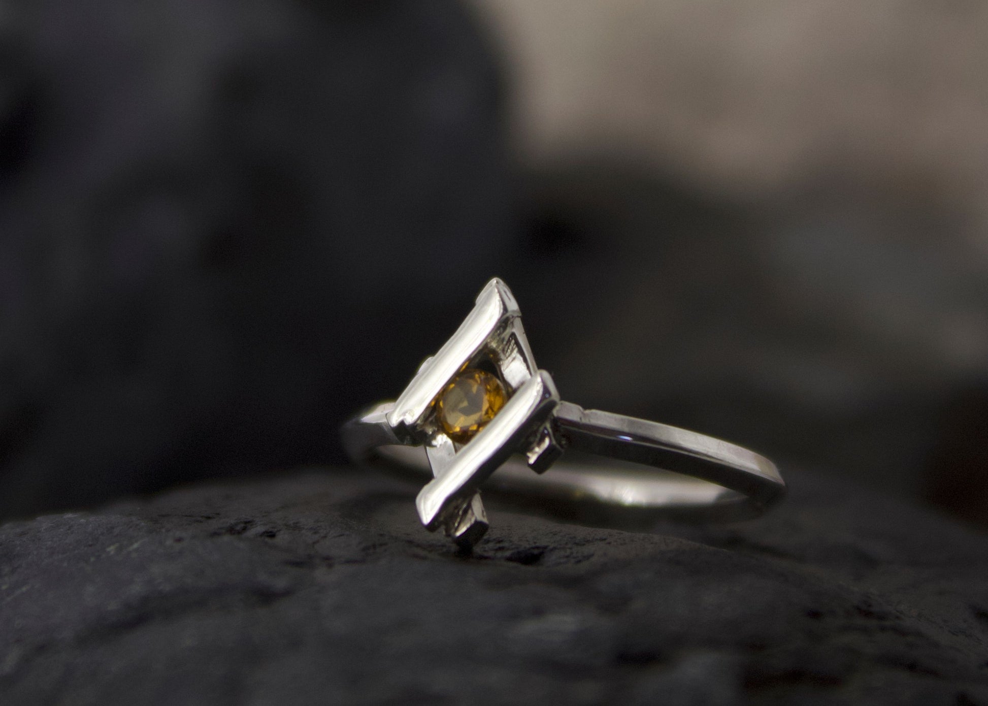 Anellino in argento a forma di hashtag con quarzo citrino  incastonato Glimoire Gioielli