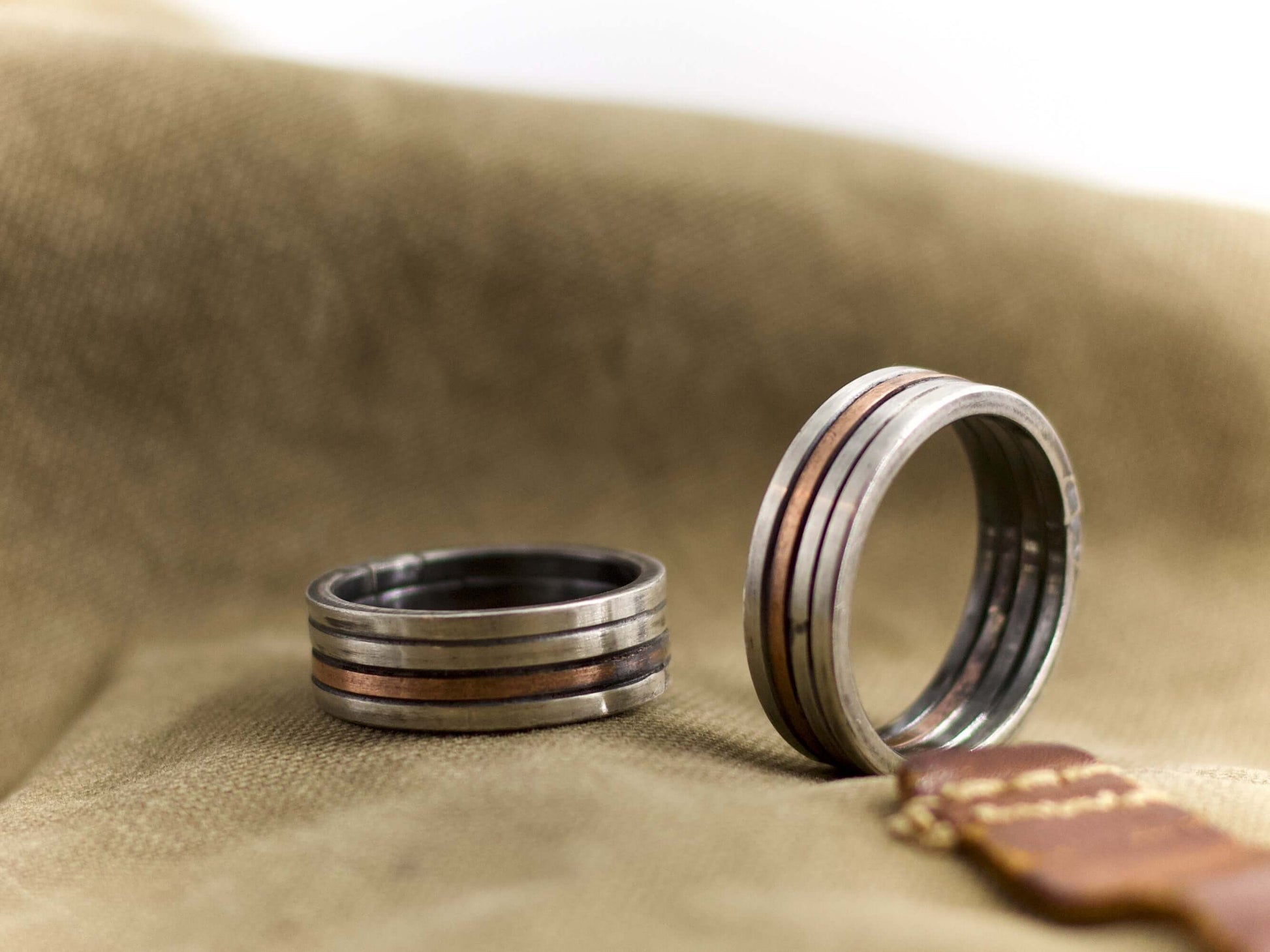 Anello a fascia artigianale uomo in metallo con dettagli a strisce di diversi colori Glimoire