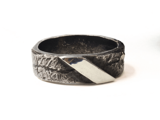 Anello a fascia in argento battuto di Glimoire con un design unico e texture artigianale