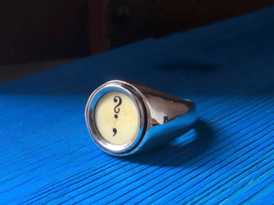 Anello a sigillo personalizzato Glimoire in metallo lucido con simbolo unico inciso