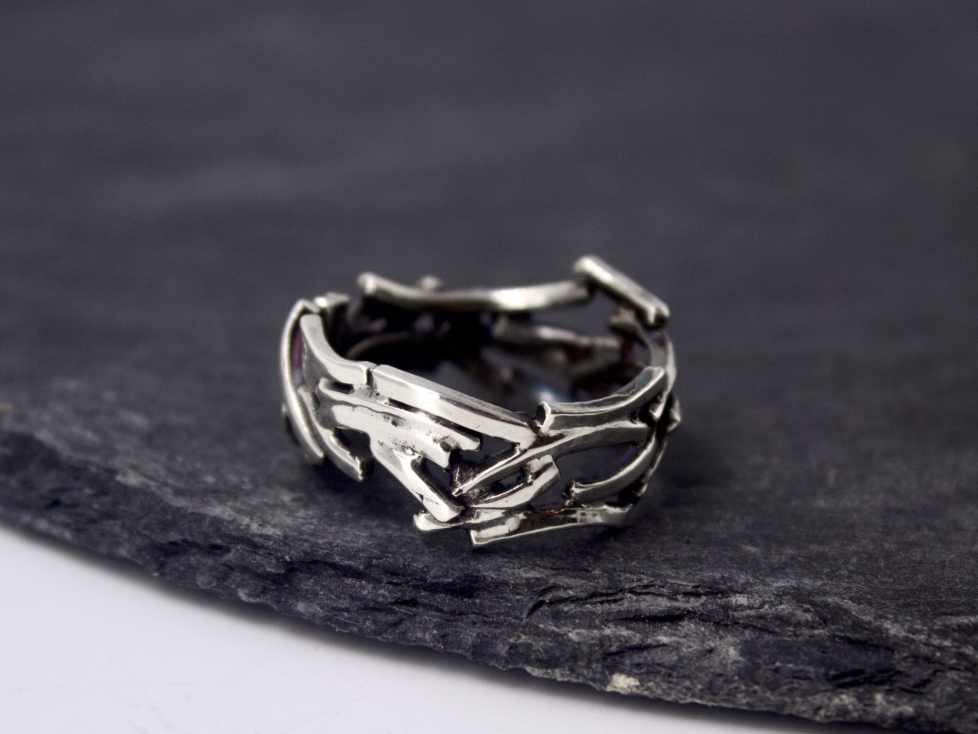Anello art. 468 in argento, design ispirato al moto ondoso e ai riflessi del mare di notte.