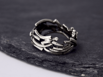 Anello in argento ispirato al moto ondoso, con riflessi del mare di notte, pezzo unico e fatto a mano.
