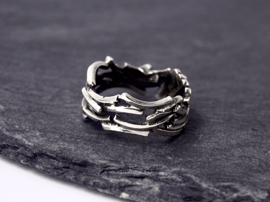 Anello in argento ispirato al mare di notte, con design unico e riflessi di onde plasmati a mano.