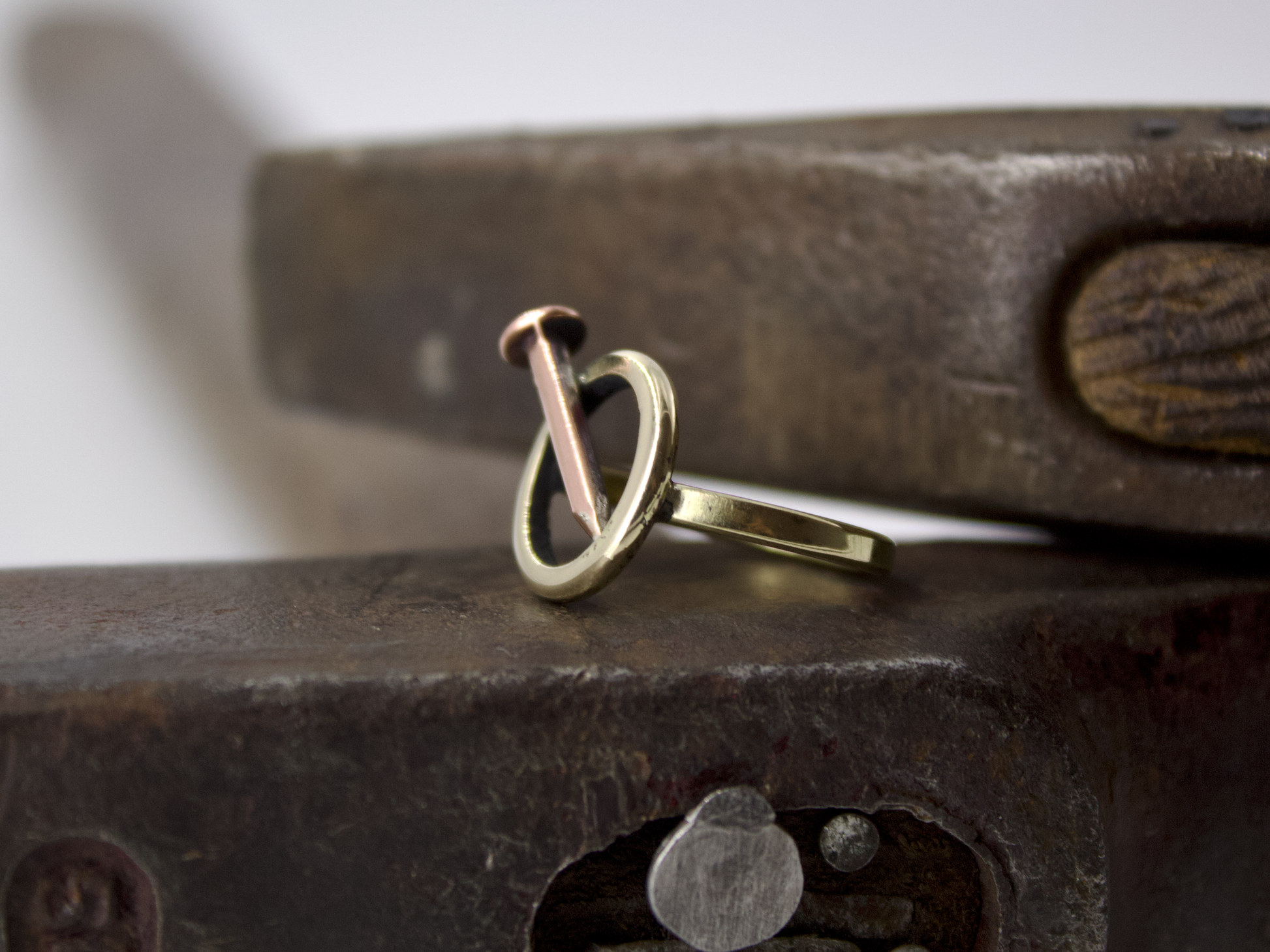 Anello chiodo di Glimoire con design unico, mostra un chiodo in rame e cerchio in ottone
