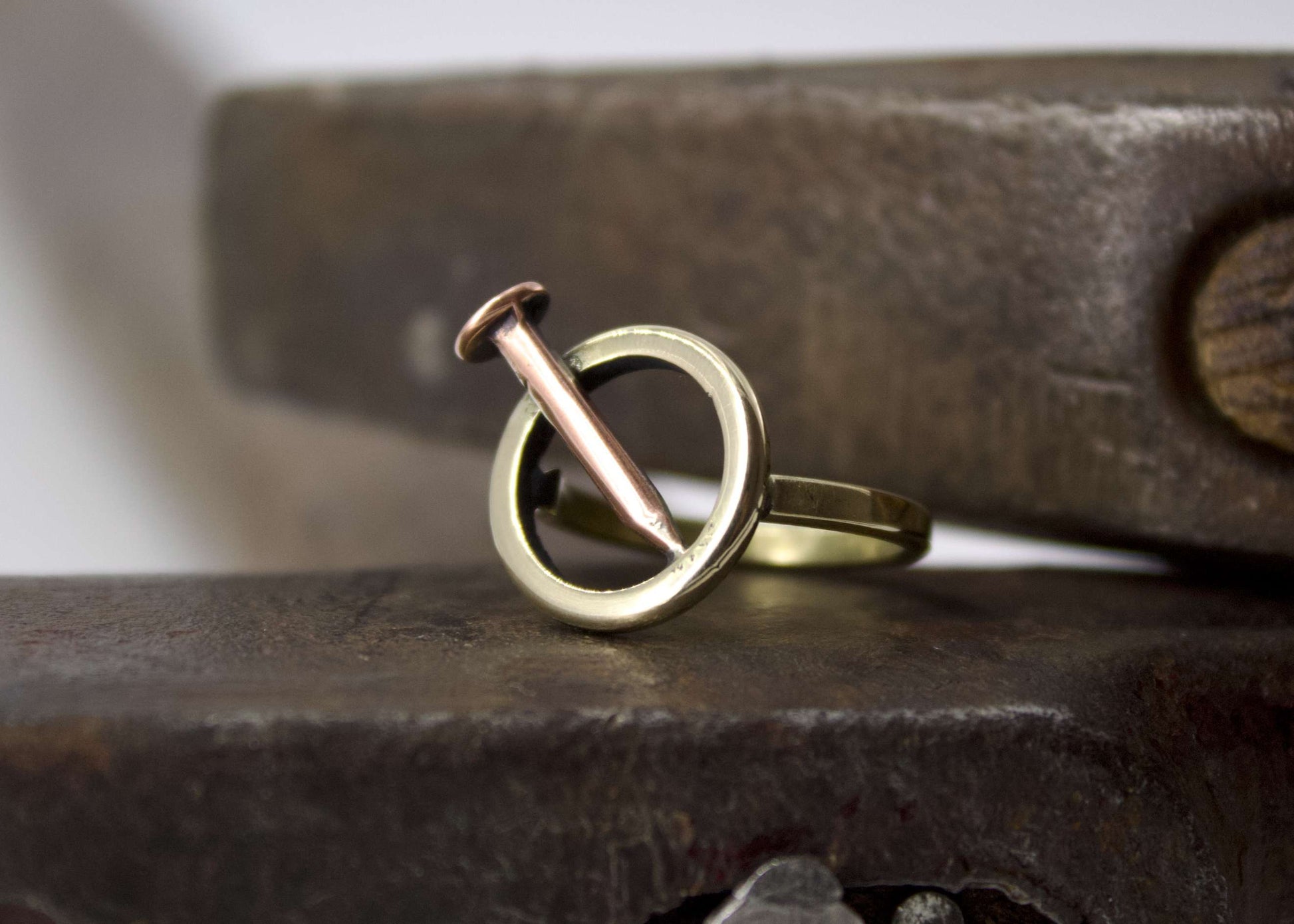 Anello chiodo di Glimoire con design semplice e chiodo in rilievo su base circolare