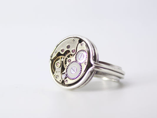 Anello Glimoire con meccanismo di orologio in dettagli metallici e design vintage