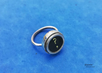 Anello in argento con tasto di macchina da scrivere d'epoca con punto interrogativo