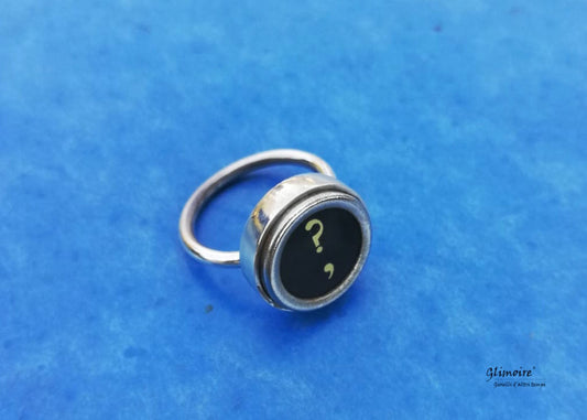 Anello in argento con tasto di macchina da scrivere d'epoca con punto interrogativo