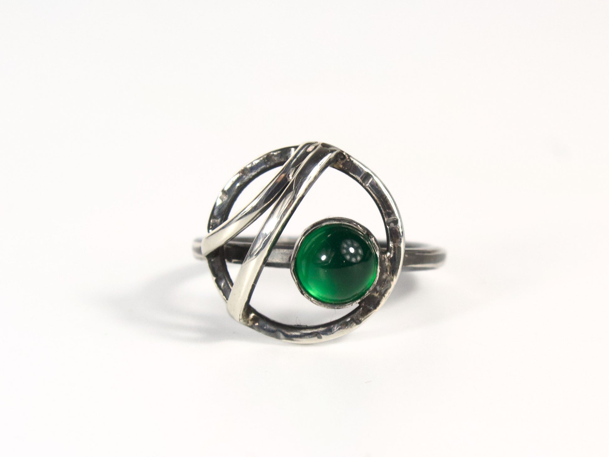 Anello realizzato a mano in argento con agata verde centrale