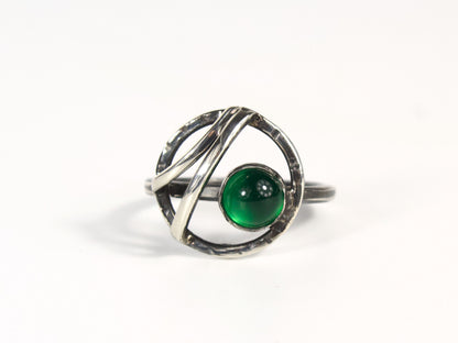Anello realizzato a mano in argento con agata verde centrale