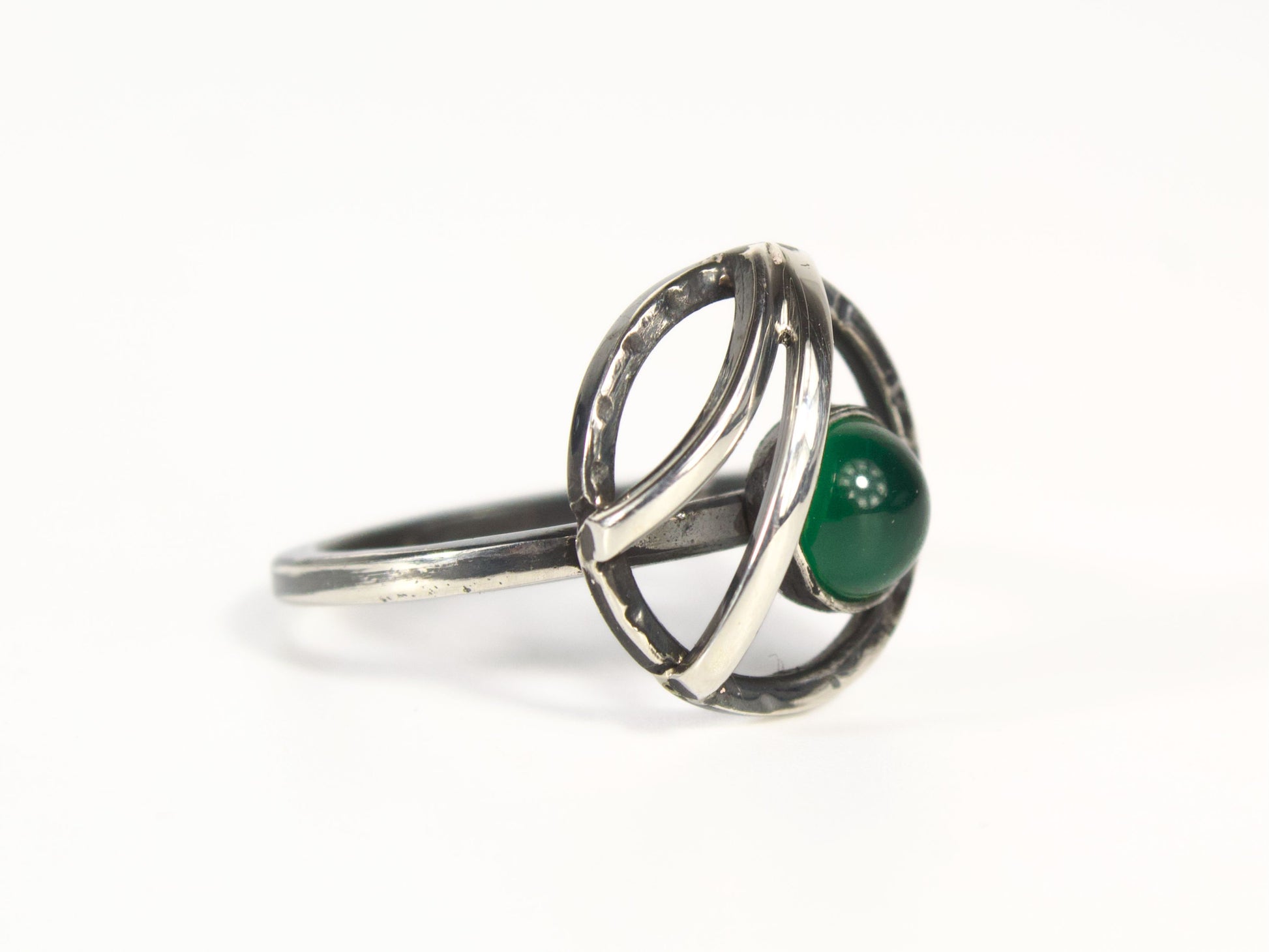 Anello della collezione Orbite, realizzato a mano in argento con pietra verde centrale