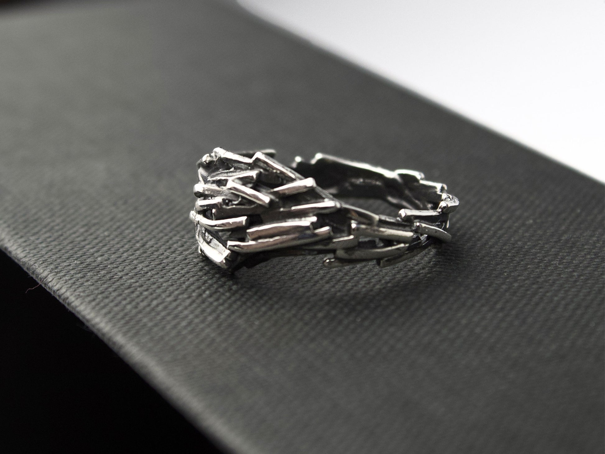L'anello Gestalt di Glimoire, frammenti in argento, anello brunito