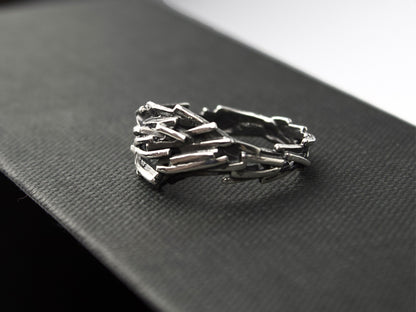 L'anello Gestalt di Glimoire, frammenti in argento, anello brunito