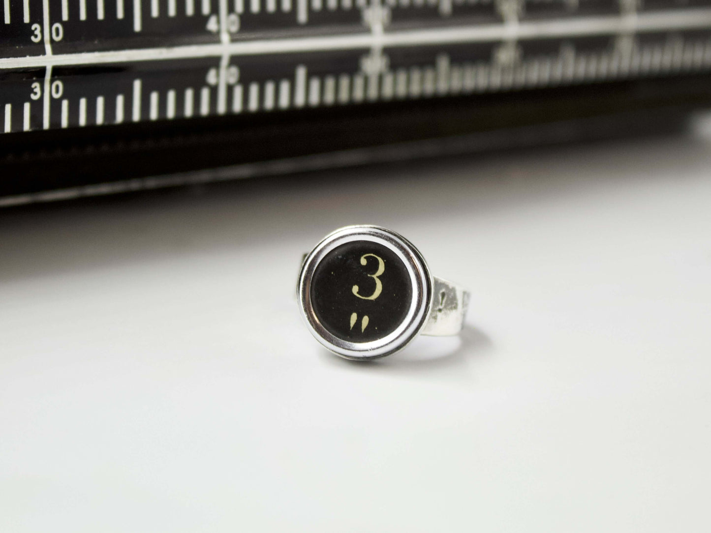 Anello in argento con tasti di macchina da scrivere numero 3 vintage elegante Glimoire