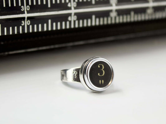 Anello in argento con tasti di macchina da scrivere Glimoire con dettaglio numero 3 nero e oro