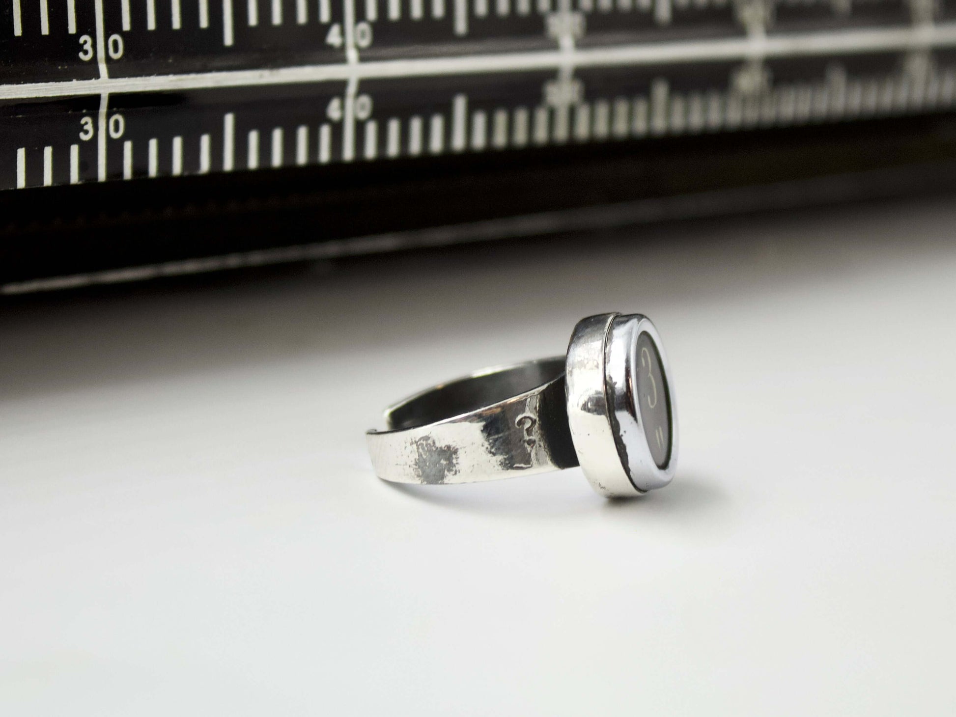 Anello in argento con tasti di macchina da scrivere di Glimoire con design vintage dettagliato
