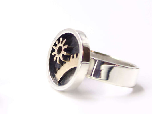 Anello ingranaggi steampunk Glimoire in metallo argentato con design meccanico su sfondo nero