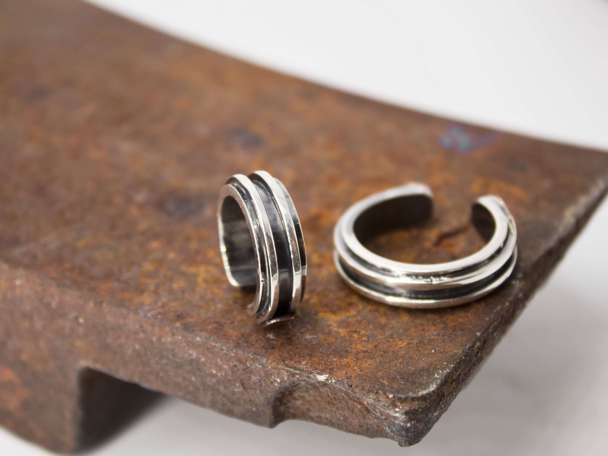 Anello maschile in argento regolabile Glimoire con design a doppia fascia su base di metallo arrugginito