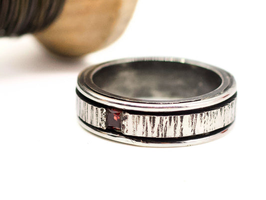 Anello maschile pietra rossa in argento a fascia, martellato a taglio  di Glimoire Gioielli