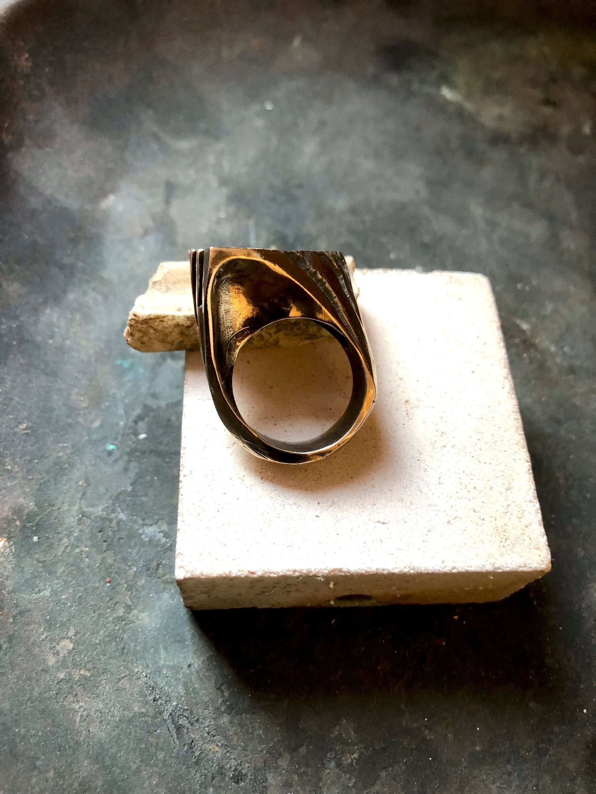 Anello materico in bronzo di Glimoire con design unico e forma geometrica moderna