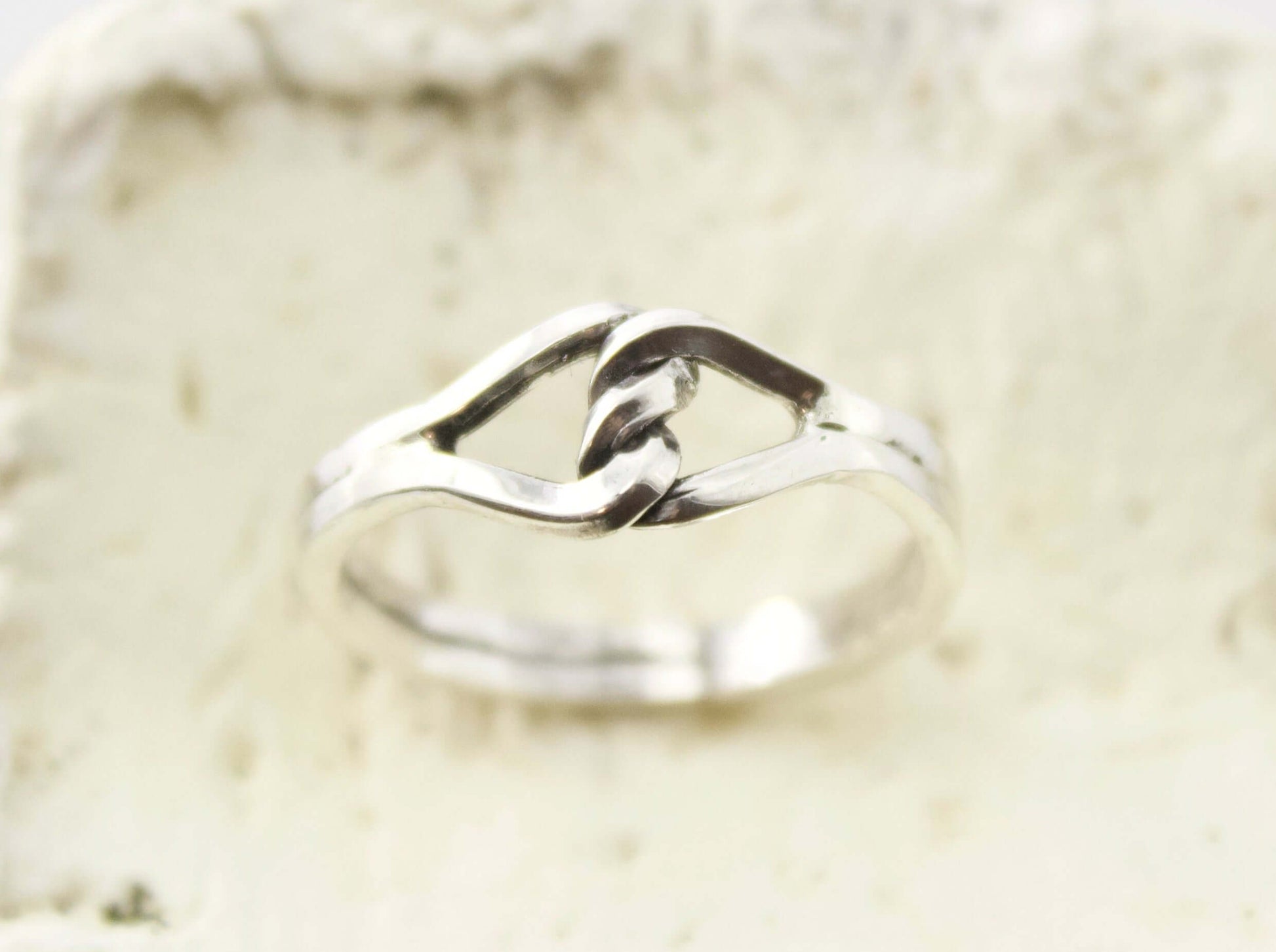 Anello nodo in argento di Glimoire con design intrecciato elegante e minimalista
