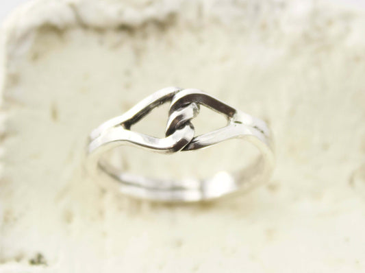 Anello nodo in argento di Glimoire con design intrecciato elegante e minimalista