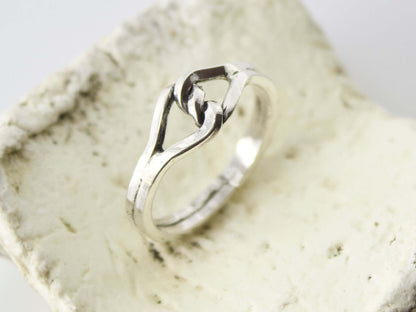Anello nodo in argento Glimoire con design intrecciato semplice ed elegante