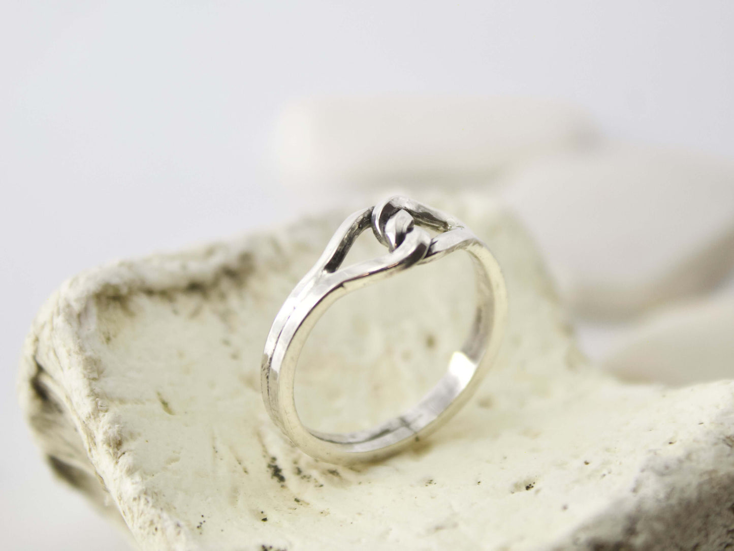 Anello nodo Glimoire in argento con design intrecciato elegante e raffinato