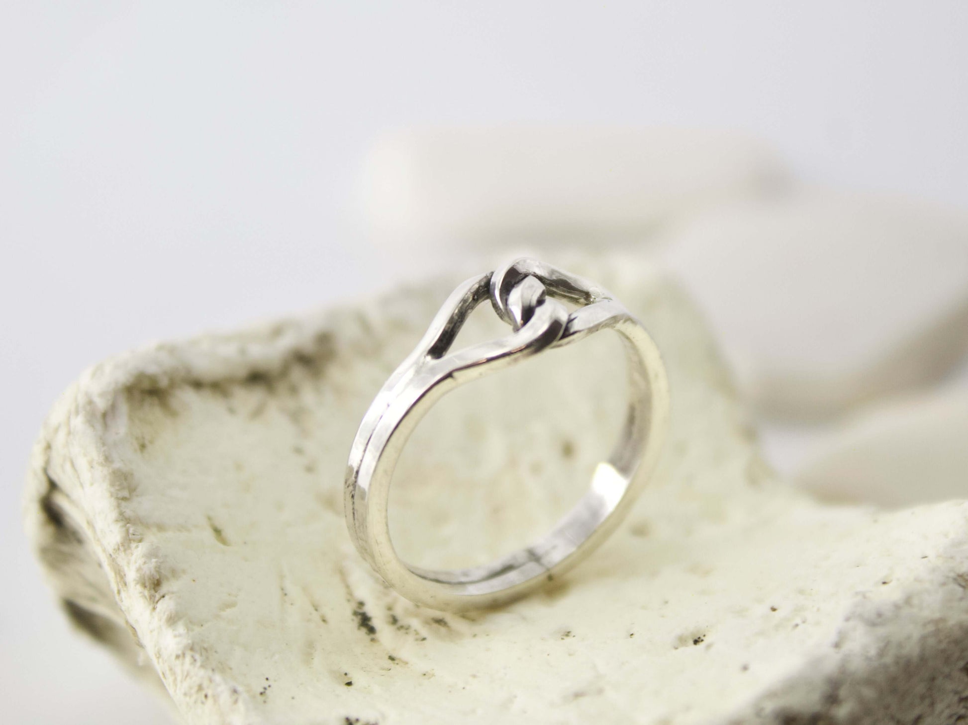 Anello nodo Glimoire in argento con design intrecciato elegante e raffinato