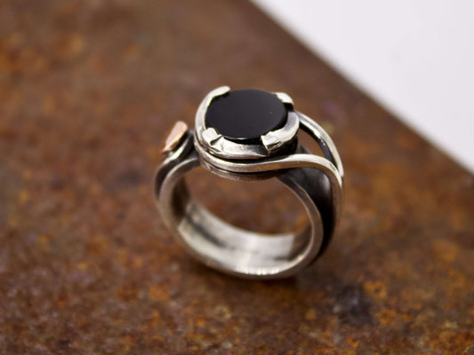 Anello da uomo in onice Glimoire in argento con pietra nera lucida design elegante
