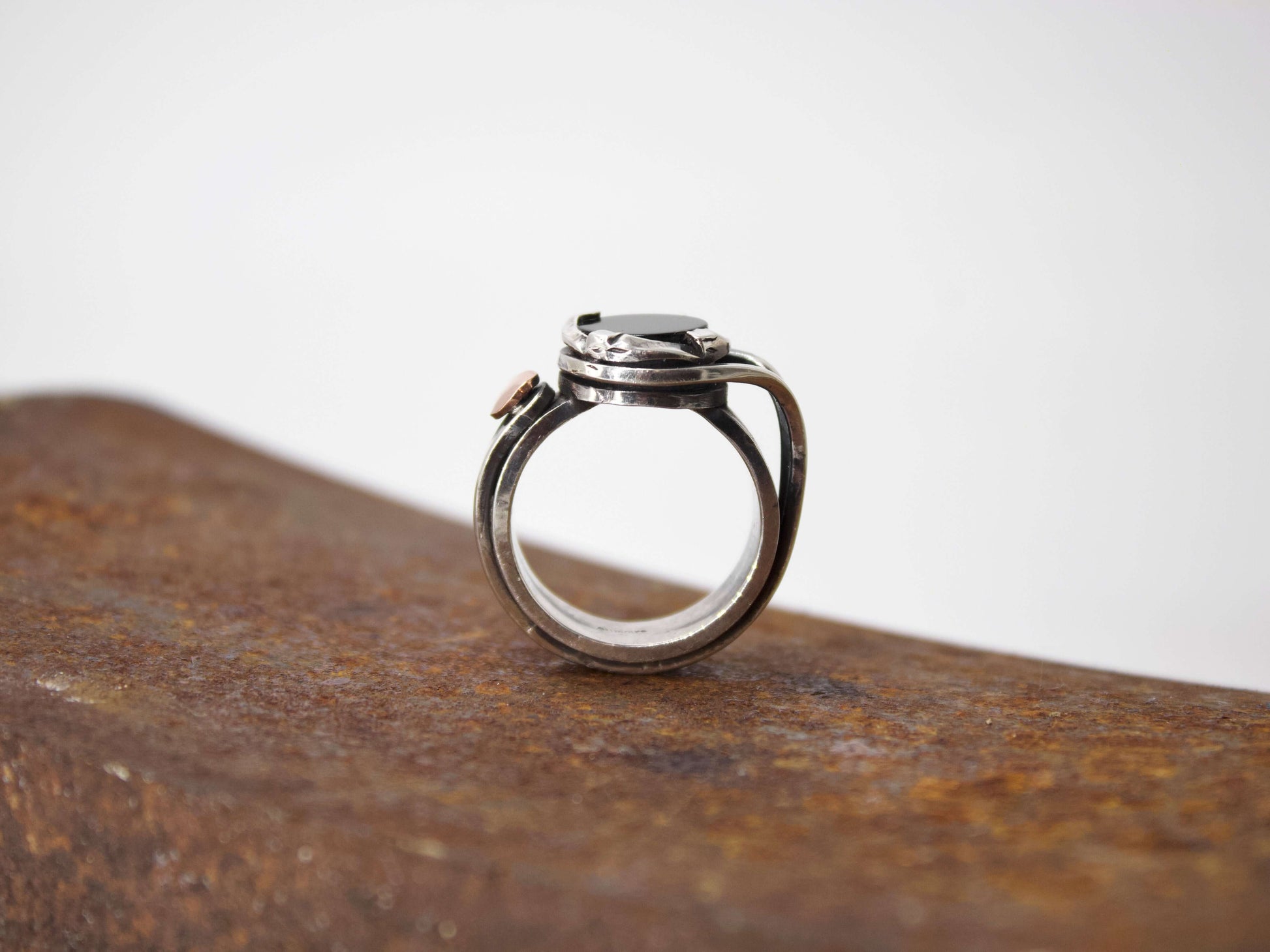 Anello da uomo in onice Glimoire in argento con design moderno e pietra nera lucida