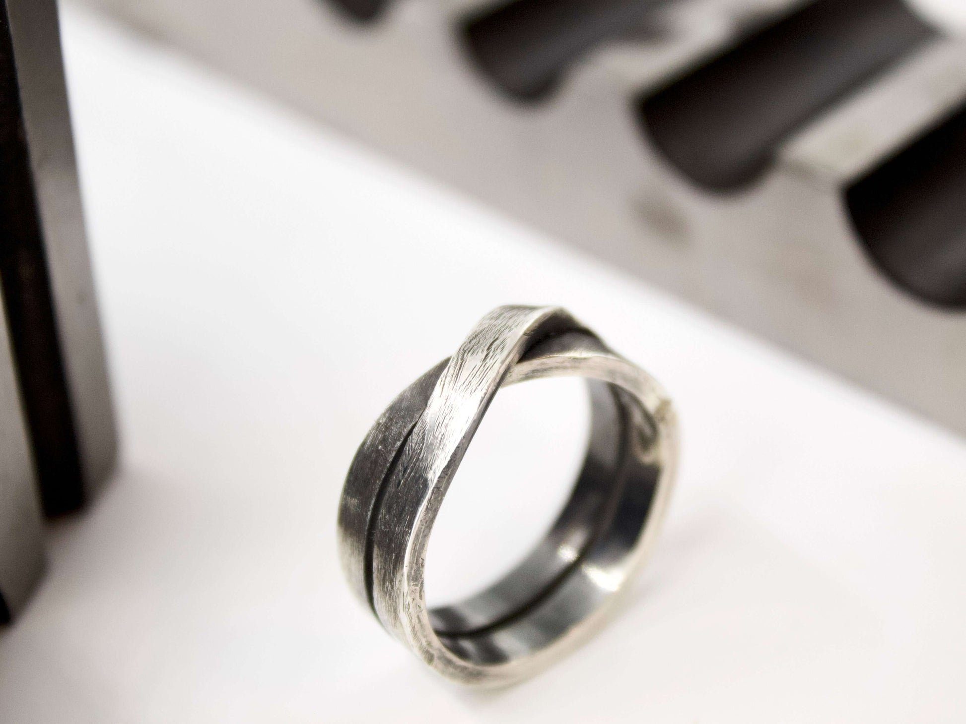 Anello maschile in argento intrecciato Glimoire design satinato a nodo ideale per uso quotidiano