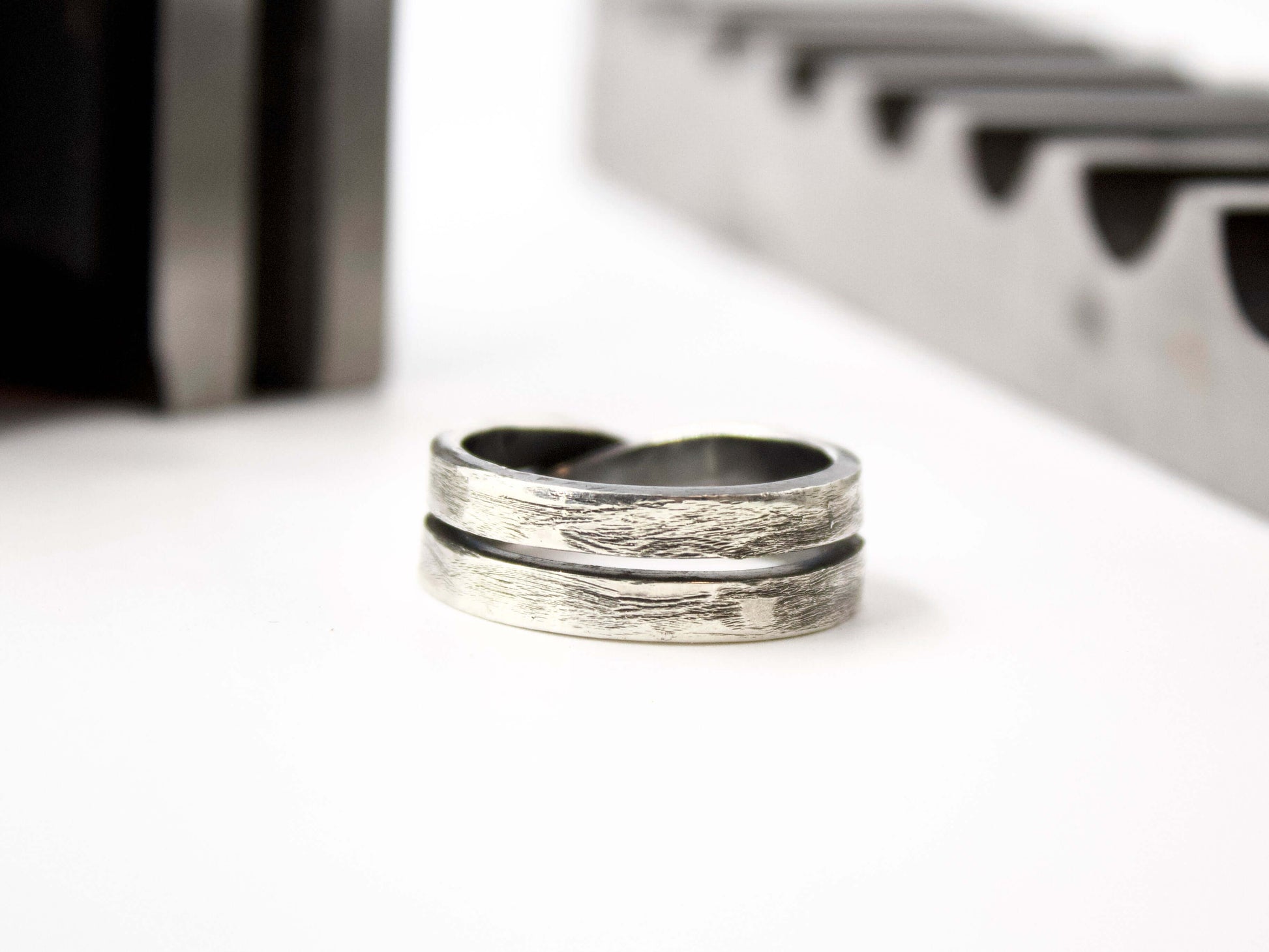 Anello maschile in argento intrecciato Glimoire doppio binario effetto martellato regolabile