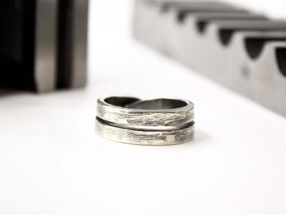 Anello maschile in argento intrecciato Glimoire doppio binario effetto martellato regolabile