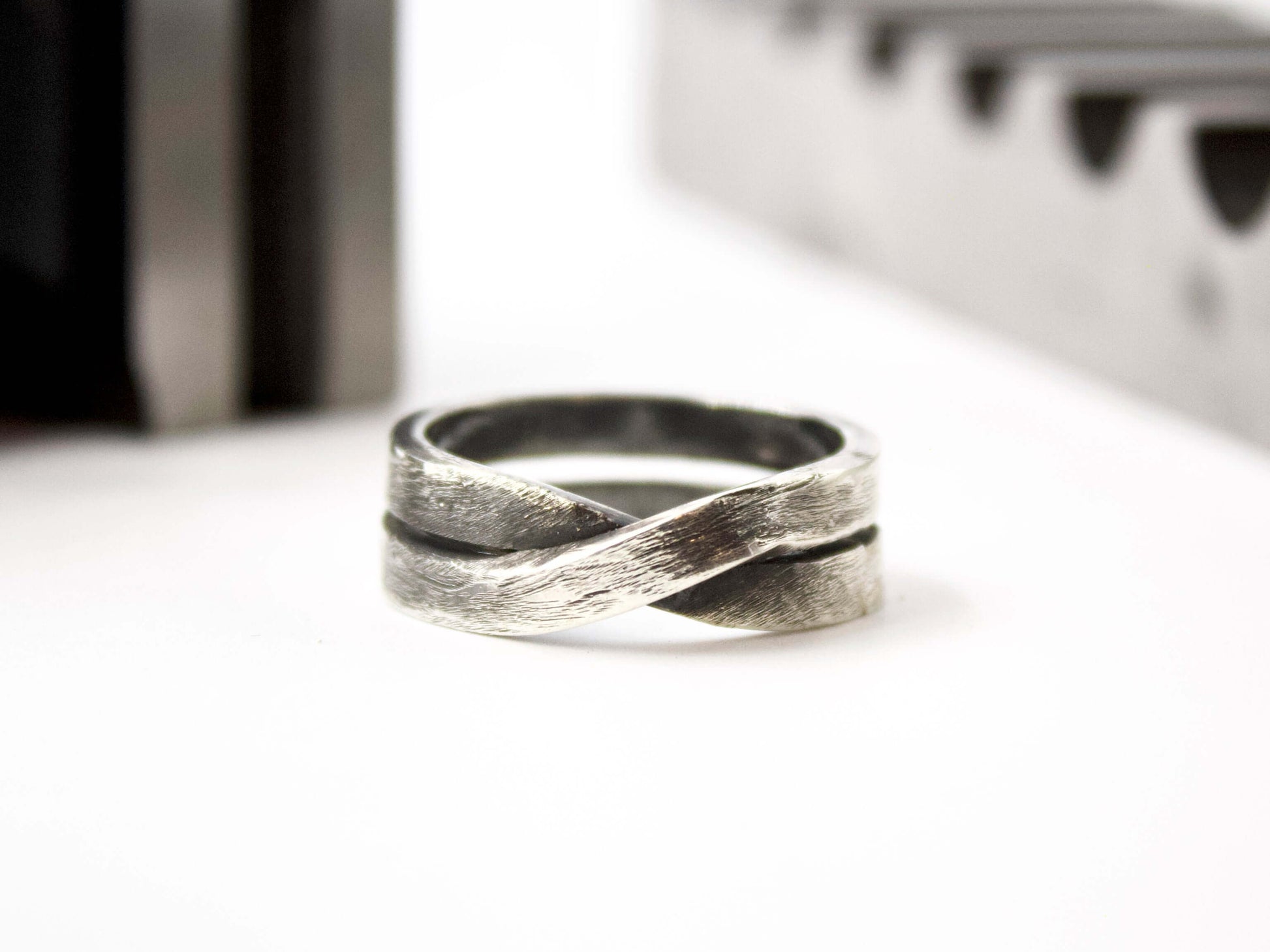 Anello maschile in argento intrecciato Glimoire finitura spazzolata design intreccio elegante per uso quotidiano