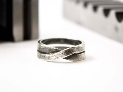 Anello maschile in argento intrecciato Glimoire finitura spazzolata design intreccio elegante per uso quotidiano