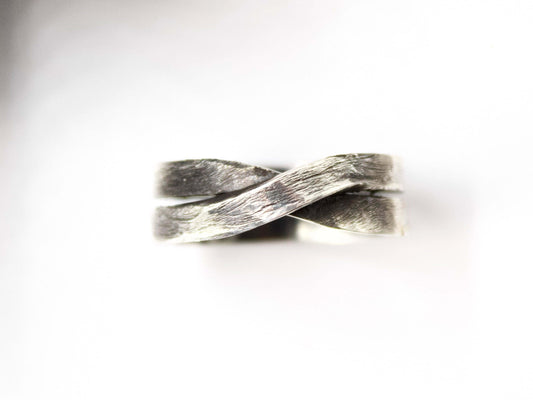 Anello maschile in argento intrecciato. Glimoire anello intrecciato con finitura spazzolata e dettaglio texture