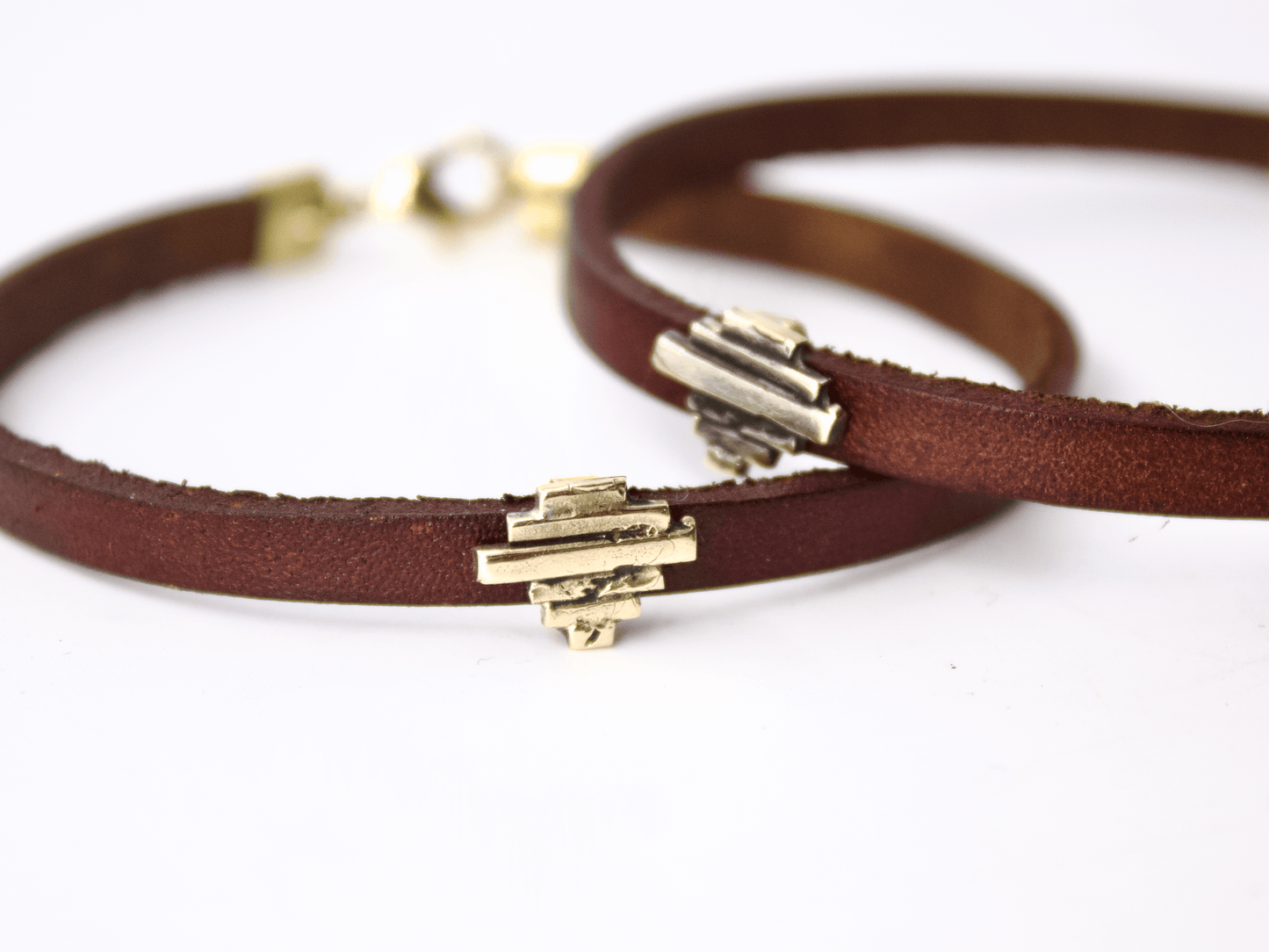 Glimoire bracciale uomo bronzo fatto a mano in pelle marrone con dettaglio centrale in bronzo e chiusura metallica