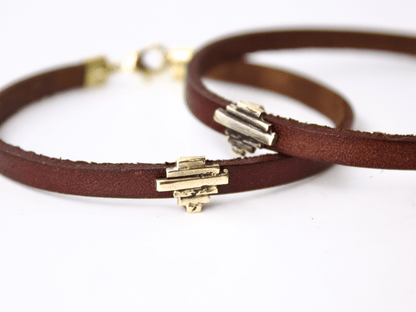 Glimoire bracciale uomo bronzo fatto a mano in pelle marrone con dettaglio centrale in bronzo e chiusura metallica