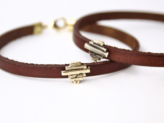 Glimoire bracciale uomo bronzo fatto a mano in pelle marrone con dettaglio centrale in bronzo e chiusura metallica