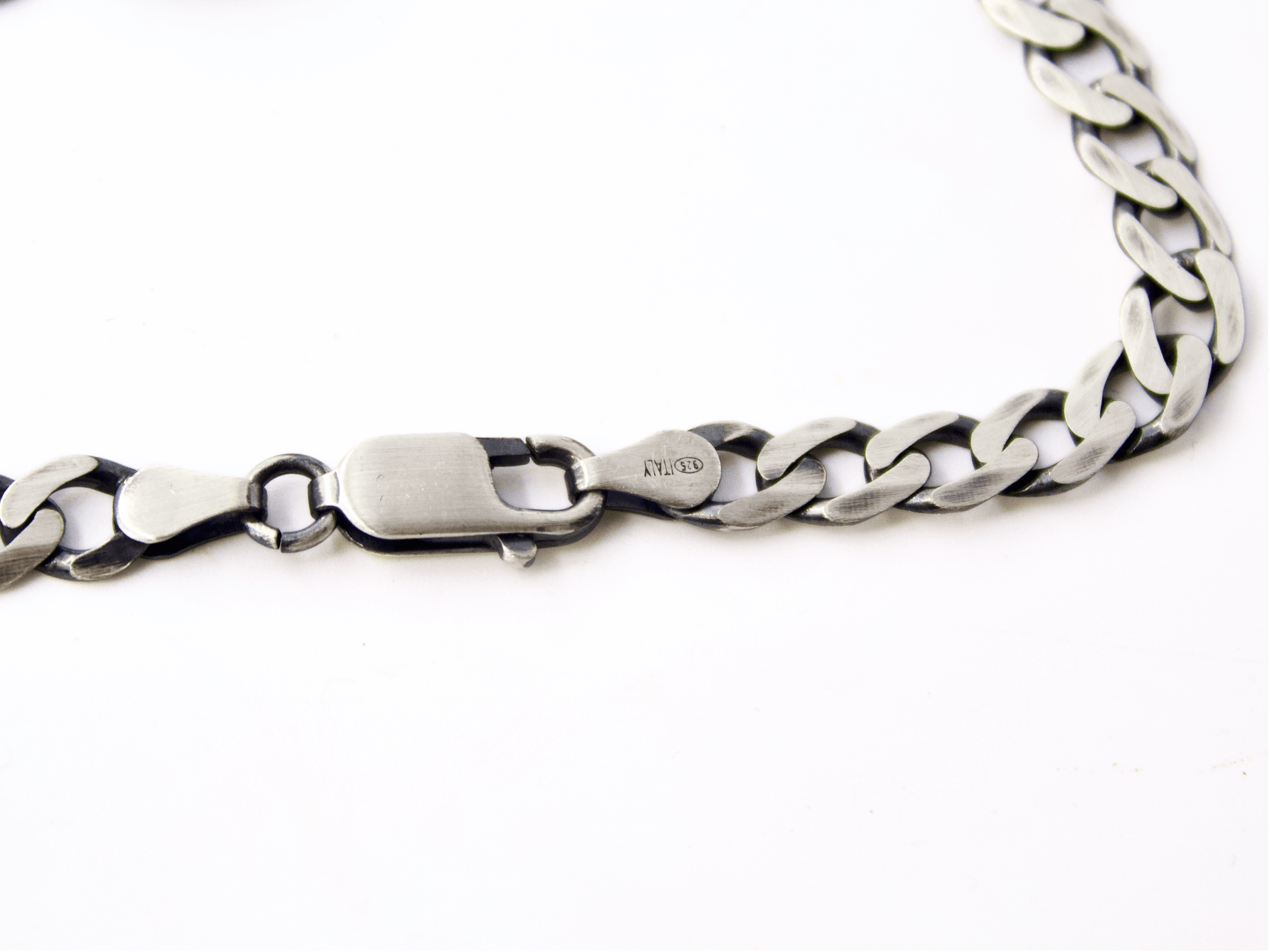 Bracciale da uomo in argento personalizzato Glimoire con catena a maglia piatta e chiusura a moschettone