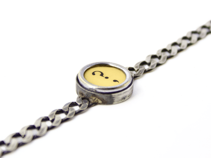 Glimoire Bracciale da uomo in argento personalizzato con catena a maglia piatta e medaglione smaltato giallo