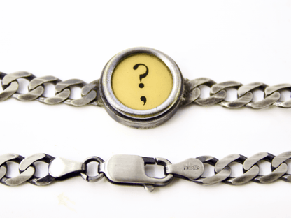 Glimoire Bracciale da uomo in argento personalizzato con ciondolo rotondo giallo a punto interrogativo e chiusura a moschettone