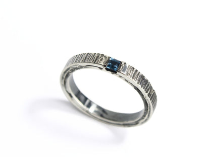 Borea anello in argento con topazio blu - martellato a taglio, design elegante e moderno.