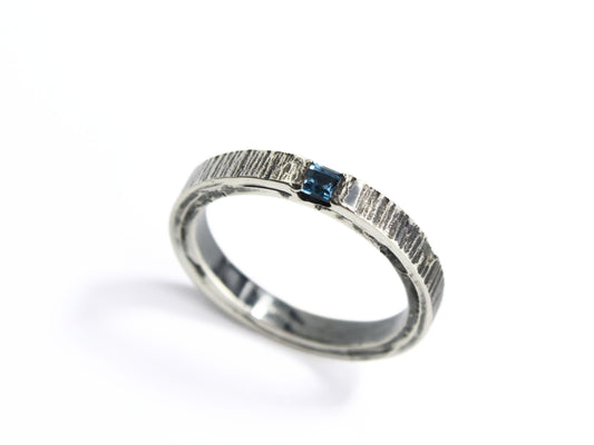 Borea anello in argento con topazio blu - martellato a taglio, design elegante e moderno.
