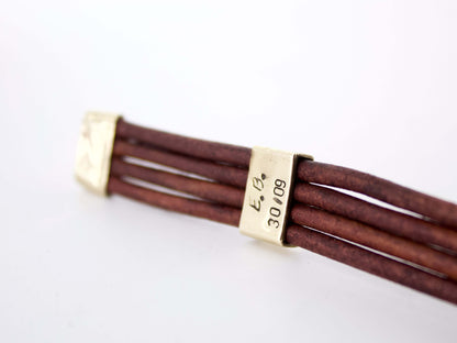 Bracciale artigianale meccanismo di orologio in cuoio e snake in ottone.Dettaglio incisione