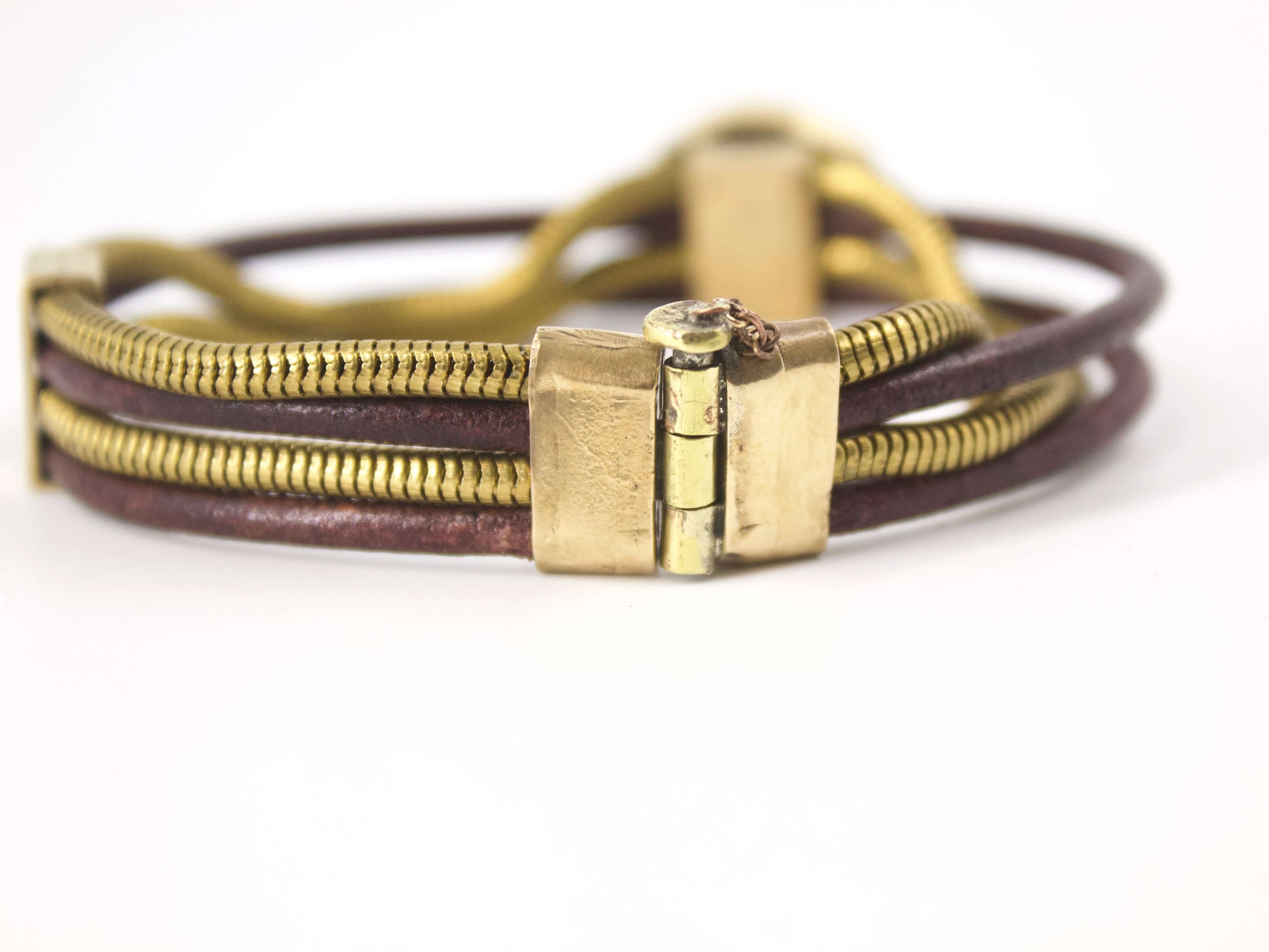 Bracciale artigianale ingranaggi in cuoio marrone con dettagli in metallo dorato e chiusura elegante