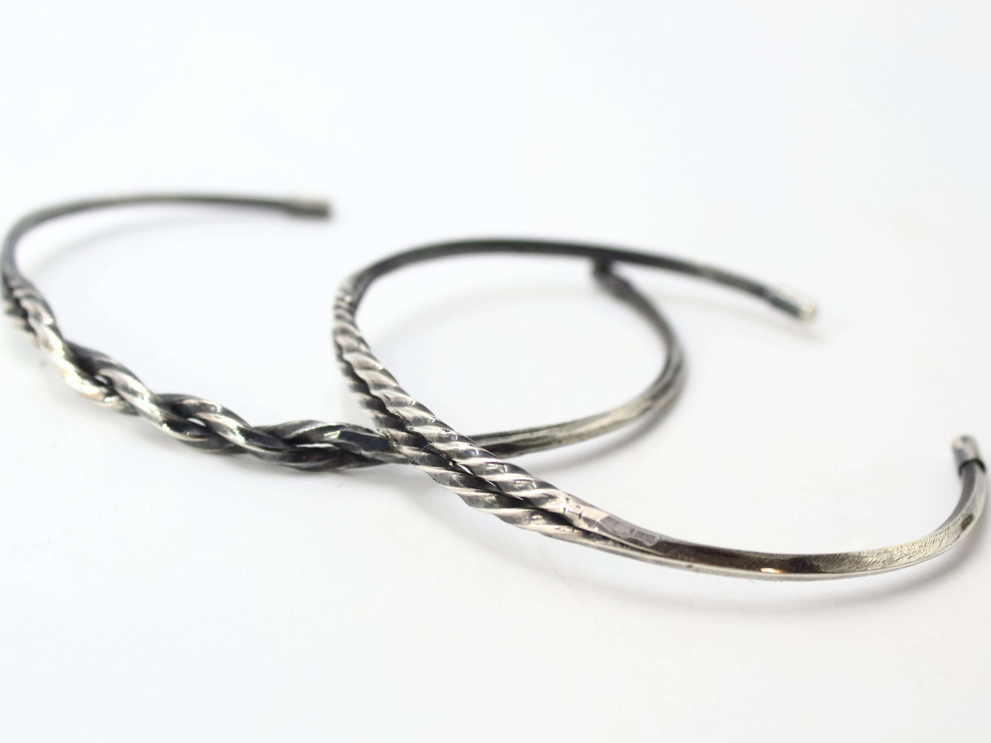Bracciale in argento intrecciato Glimoire con design elegante e raffinato da indossare tutti i giorni