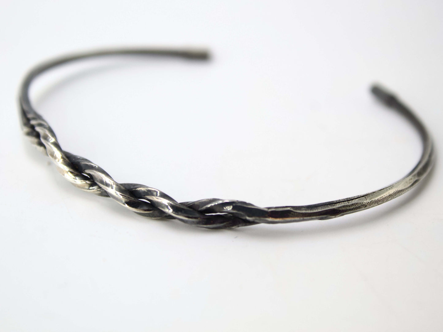 Bracciale in argento intrecciato Glimoire con design minimalista e finitura lucida